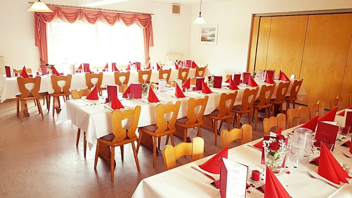 Feierlich gedeckter Saal im Restaurant Dalmatia