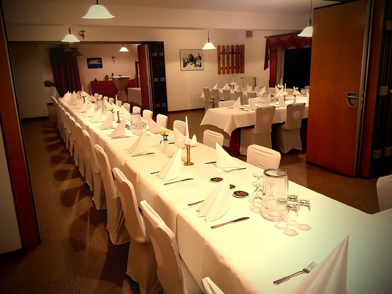 Festlich gedeckter Saal für Veranstaltungen
