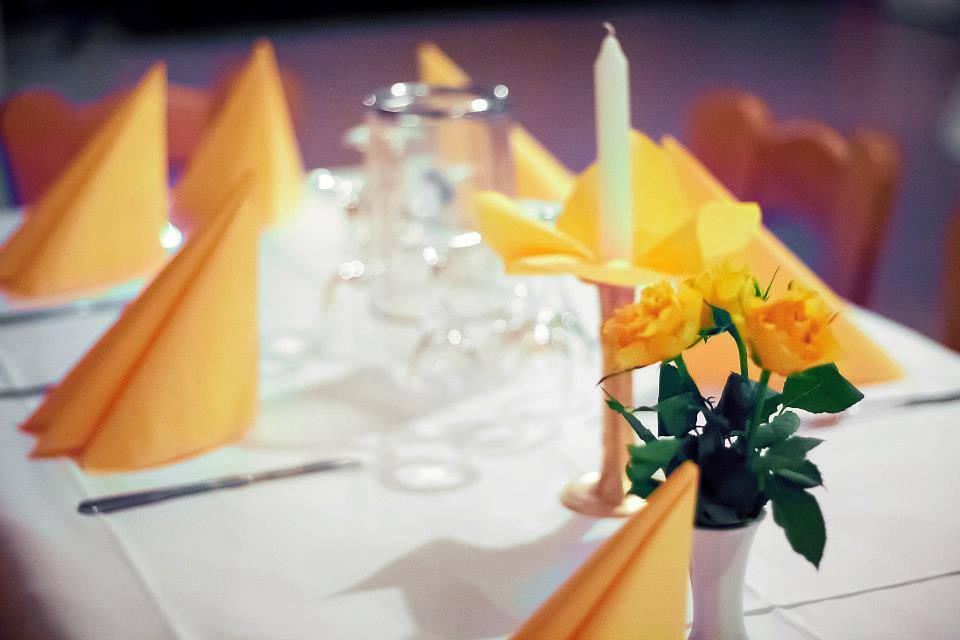 Tischdekoration in Gelb für Veranstaltungen