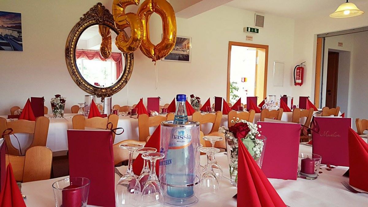 Tischdekoration in Rot für Feiern